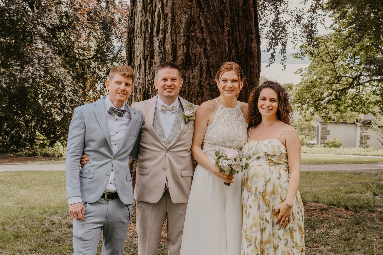 Maureen und Philip mit Markus und Arianna unter einem grossen Baum
